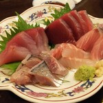 金町製麺 - 刺身（ブリ（三重）、キハダマグロ（千葉）、シマアジ（鹿児島）、アジ（鹿児島）、カツオ（千葉））
