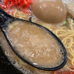 Donkisaroku - 背脂が浮く白濁豚骨スープは臭みはなく
                        マイルドでバランス取れた感じ