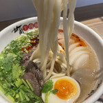 甘蘭牛肉麺 - 滑らかな麺