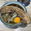 Toshima - 丼からはみ出る圧巻の厚肉！漆黒のツユと同系色の厚肉と揚げ玉にネギという取り合わせは、黄身以外地味な色合いだが、何故か食欲をそそられる。