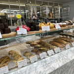 リベルテ・パティスリー・ブーランジェリー - お店のトレードマーク的な大きな大理石のショーケースに美味しそうなパンが並びます♡