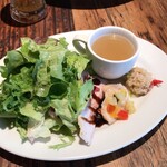 LA COCORICO - 前菜サラダ盛り合わせ※ドレッシングが美味しいのとポークのバルサミコ酢・魚のマリネ・キアヌリーブス・スープ付き