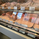 軽井沢デリカテッセン - ショーケースには、たくさんの種類のハム、ソーセージが並び
どれにしようか、迷う迷う(^^;;