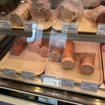 軽井沢デリカテッセン - いろんなソーセージを少しずついただきたいので‥
『100gでお願いします』作戦でオーダー