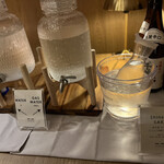 TWIN-LINE HOTEL - 這裡有水和汽水，可以調製自己喜好的高球或雞尾酒♪(*´˘`*)♡
      
      雖然我還沒嘗試，但這裡也有日本酒♪