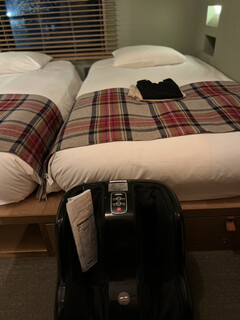TWIN-LINE HOTEL - アウトレットを歩き回って疲れたので…こんなに立派なフットマッサージャーを無料でレンタルできて、ありがたい♡(*´-`)
旦那さんは、ヘッドマッサジャーを気に入って、
ずっと装着していました(￣▽￣;)