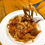 トラットリア ダイ パエサーニ - 豚バラのトマト煮ソース ブカティーニも麺リフト！