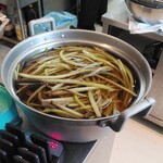 かすみ亭 - 蕗を煮ておられました。