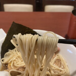 酒肴場 屯 - 三河屋製麺の細ストレート麺はしなやかながらコシのある喉ごし