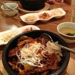 韓国家庭料理ジャンモ - 石焼レッドプルコギ丼定食
            奥が石焼ビビンバ定食