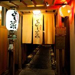 Shiki Yoshi Na - 京都・先斗町らしい趣のある間口の狭い入り口で暖簾と提灯が目印です。