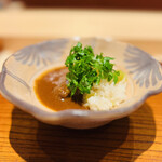 おにく 花柳 - ◎桜海老ご飯の一口のビーフカレー。