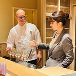 おにく 花柳 - ◎ワインを注いで行く親切なスタッフ。