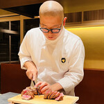 おにく 花柳 - ◎焼かれたシャトーブリアンをカット！