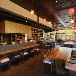 日本の伝統文化に拘った店内