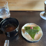 鮨 三心 - 赤だしとアジ