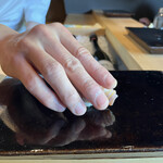 鮨 三心 - この大きな手で最高の握り