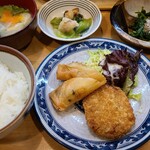 家庭料理の店 いな穂 - 日替り定食(税込800円)
            ①コロッケと揚げ春巻き
            ②法蓮草のおひたし
            ③中華風野菜炒め
            ④白ご飯
            ⑤具沢山お味噌汁(大根、人参、春菊、油揚げ)
            ⑥お漬け物
            優しい味わいです