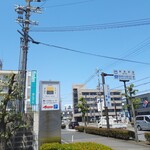 えびすよしよし - セブンイレブン(左手)から看板を見て。右側にドミノ・ピザがあります。