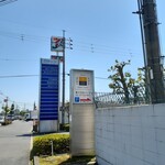 えびすよしよし - 栗東駅側から看板を見て。セブンイレブン手前の会社のビルに続く道を入ります。