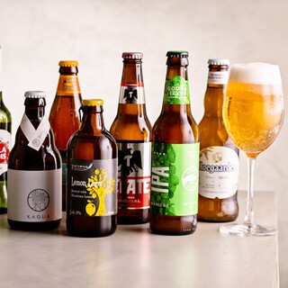 A variety of drinks unique to a bar, including foreign beers and natural wines