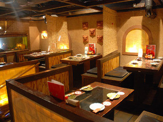 Okinawaryouri Kingyo - 一階はオープンなテーブルとカウンター席があるさぁ～！