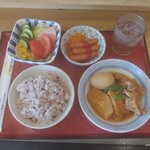 東大阪寺前食堂 - 今回いただいた昼食（おかず:鶏と卵の親子煮、ナポリタン＆ウインナー。トマトサラダ、十五穀米）