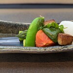 日本料理 TOBIUME - よもぎ麩、濃縮トマト、アスパラ、スナップエンドウ、甲イカ、木の芽味噌
