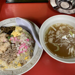 Eiraku - 五目炒飯とどんぶりに入ったスープ