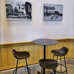 スターバックス・コーヒー - 内観、店内に開業当時の写真が展示