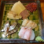 よね吉 - 上:鯨 さえずり、ベーコン、尾の身。右:ホッケ、九絵。左:蝦蛄