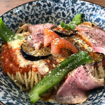 ラーメン イッケン - 中太麺に特製ピザソース、チーズソースがのります。