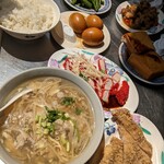 香満園 - 手前の丼の下にはご飯が入ってて。美味しい！