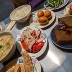 香満園 - 白ごはんも頂き〜！並べたらパーティーっぽい(笑)？