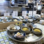 Yakuzen Kamado Shokudou - ◆カウンターに小鉢が並べられていて、3種選ぶのですが迷うわね。茶碗蒸しを選ばれている方が多いですね。