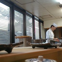てんぷら天松 日本橋店 - 一階カウンター席、ここが雰囲気がいいです。