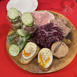 ODETTER - ウリ・エビ・ホタルイカのムースは絶品。そしてカリカリトーストの上に乗ったウフマヨ、スズキのカルパッチョ風。その他は概ね定番です。盛り合せプレート本当に楽しみ。特に紫キャベツはここならではの美味さ。