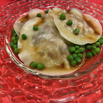 ODETTER - 豚肉などを炒めて包んだラビオリ。ワンオペなので餃子の皮で代用ということですが、遜色ないどころか美味すぎた、、センスしかない。グリーンピース嫌いの夫もパクパク食べるぅ