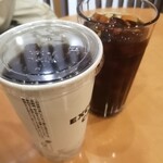 エクセルシオールカフェ - アイスコーヒーのMとＬ…ほとんど同じ分量です。