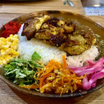 キッチン あずま - ５種の副菜で楽しむスパイスカレー♡
      このカレーの盛り付けは、ネパール料理のダルパートをヒントに、
      副菜で味の変化を楽しみながら、最後まで美味しく食べてもらう為に、生まれたそうです…素晴らしい♡