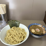 庵悟 - 特製つけ麺大盛 つけだれ多め。多くのつけ麺のお店が特製は麺に具材を乗せるが、庵悟さんはつけだれに入ってくる。チャーシュー2枚・角切りチャーシュー・ネギ・なると・メンマ・味玉。