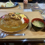 キッチン あずま - ︎ ⭐︎  スパイシーチキンカレー  税込 ９８０ 円
      
      ※ ライスは、小盛（150g）・中盛（200g）・大盛（300g）・山盛（400g）から選べます…(*^^*)