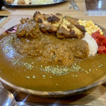 キッチン あずま - タンドリーチキンが3個盛られていて…
      ご飯が400グラム❕ボリューム満点♡