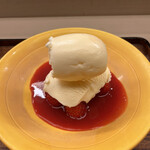 赤坂 菊乃井 - 昼懐石１５７３００円。ミルクアイス 苺ソース。デザートまでキッチリした味わいです（╹◡╹）