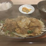 埼玉タンメン山田太郎 - 彩の国黒豚の「鉄板」焼肉定食