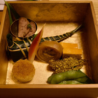 赤坂 菊乃井 - ・鯛粽寿司
                ・酢取り茗荷
                ・鯛子落雁
                ・枝豆
                ・的穴子
                ・小芋絹かつぎ
                ・油目新子南蛮漬け
                ・鯛肝しぐれ煮