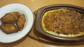 Saizeriya - 人気メニューのドリアと辛味チキン。自分にはどっちもイマイチ