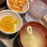 Suteki Maccho - 味噌汁 漬物