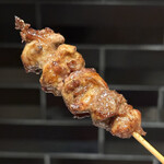 YAKITORI 燃 es - 押し返す独特の歯応えに秀逸なタレが絡まりワインが進みます