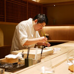 炎水 - オーナーシェフの伊藤 龍亮氏。お料理に取り組む姿勢がヒトサラ溢れる味わいを生む。